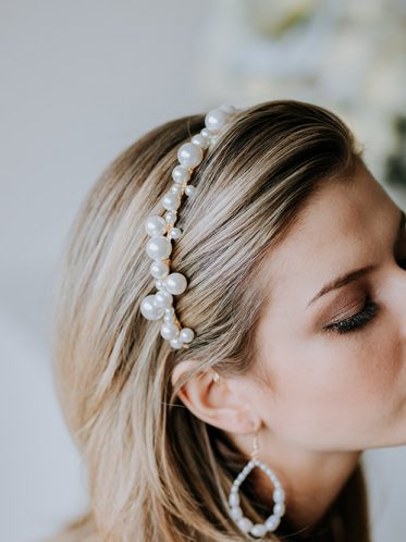 bridal pearl headband with gold details
