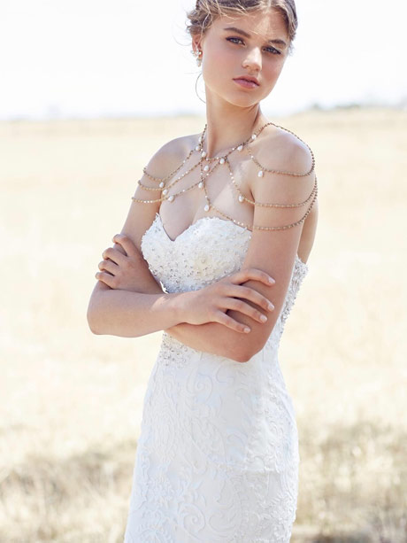 Unique wedding necklace with wedding gown