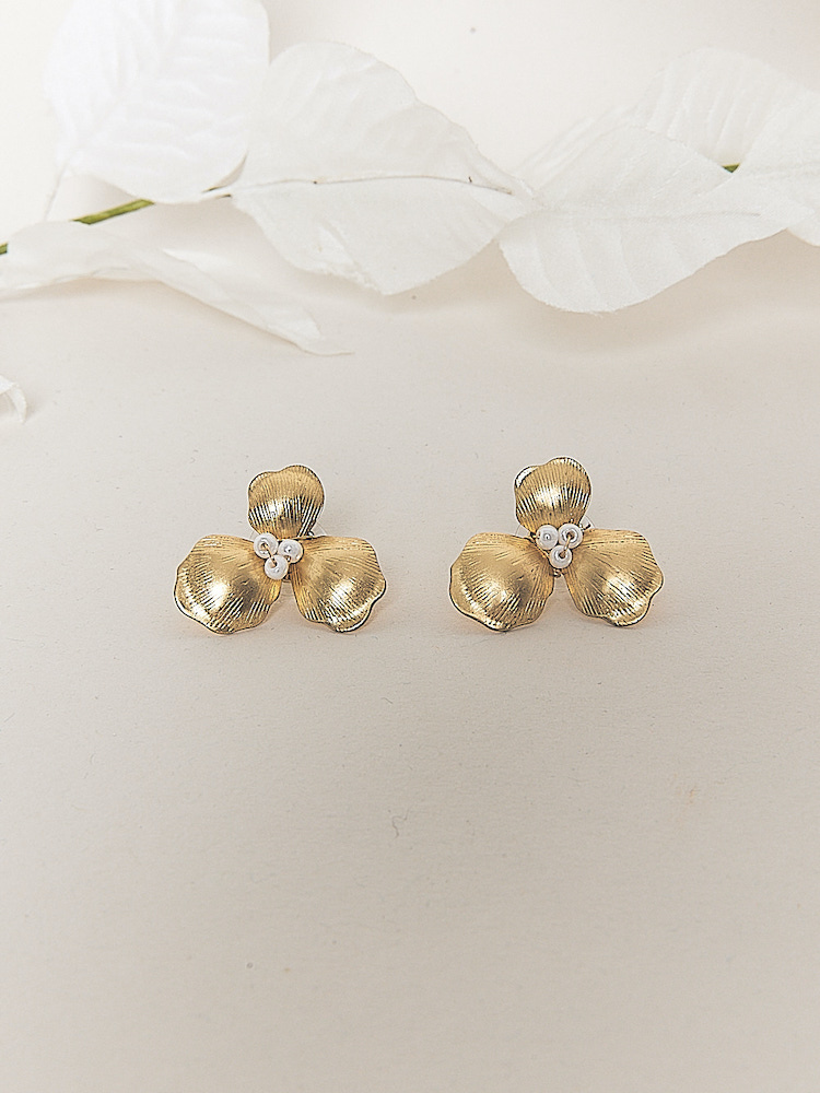 Bold gold earrings for wedding