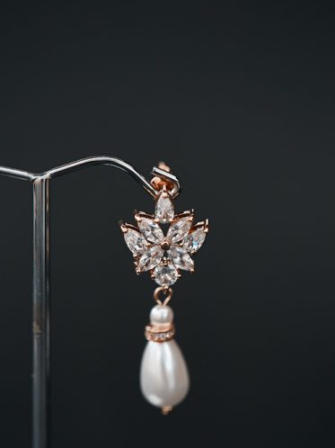 Rose gold earrings details