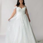 Dakota Curve Lace Wedding Dress