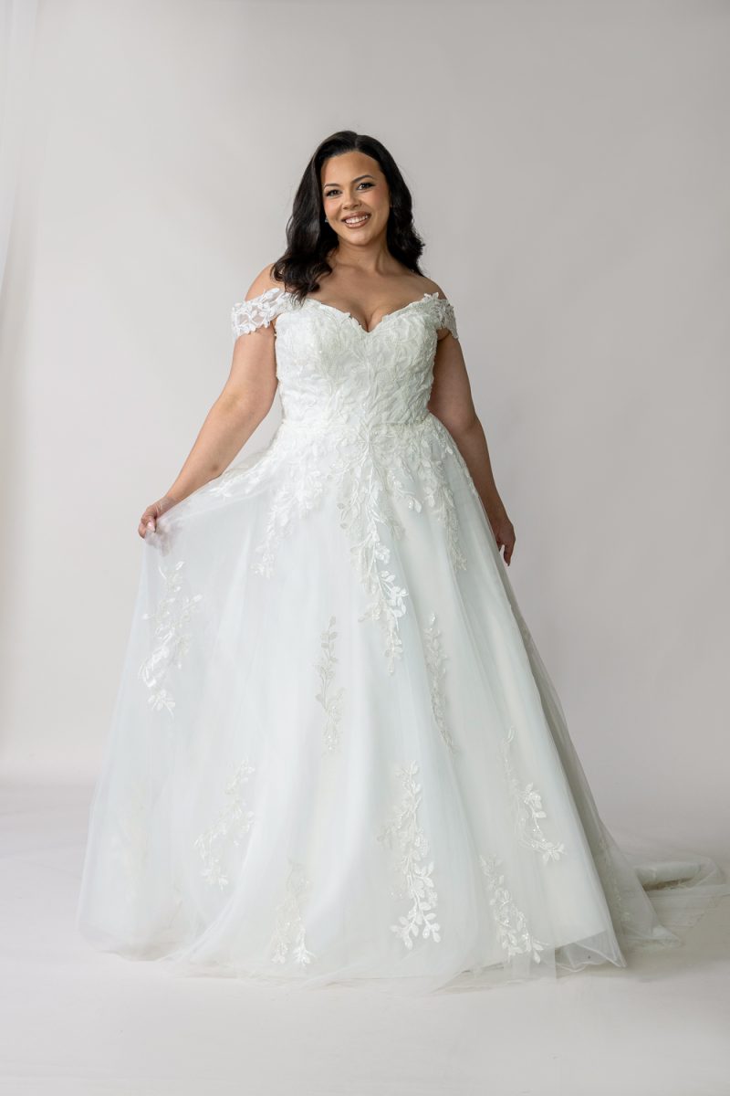 Dakota Curve Lace Wedding Dress